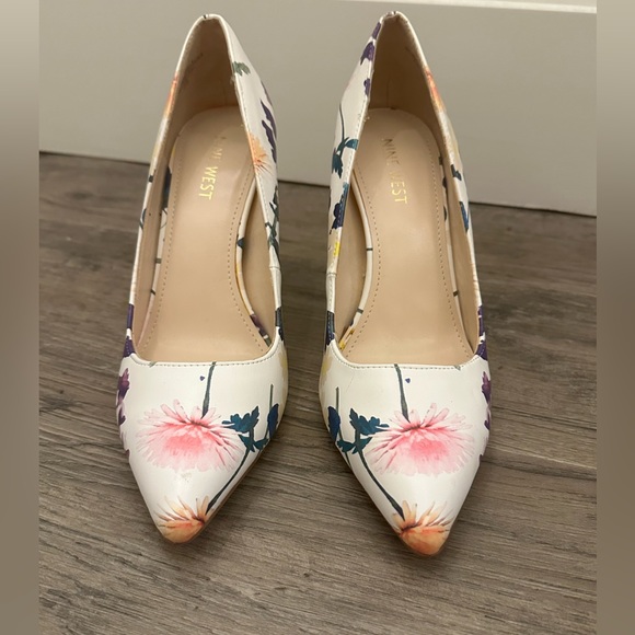 Nine West • Floral Print Heels • 7.5 - Picture 6 of 6